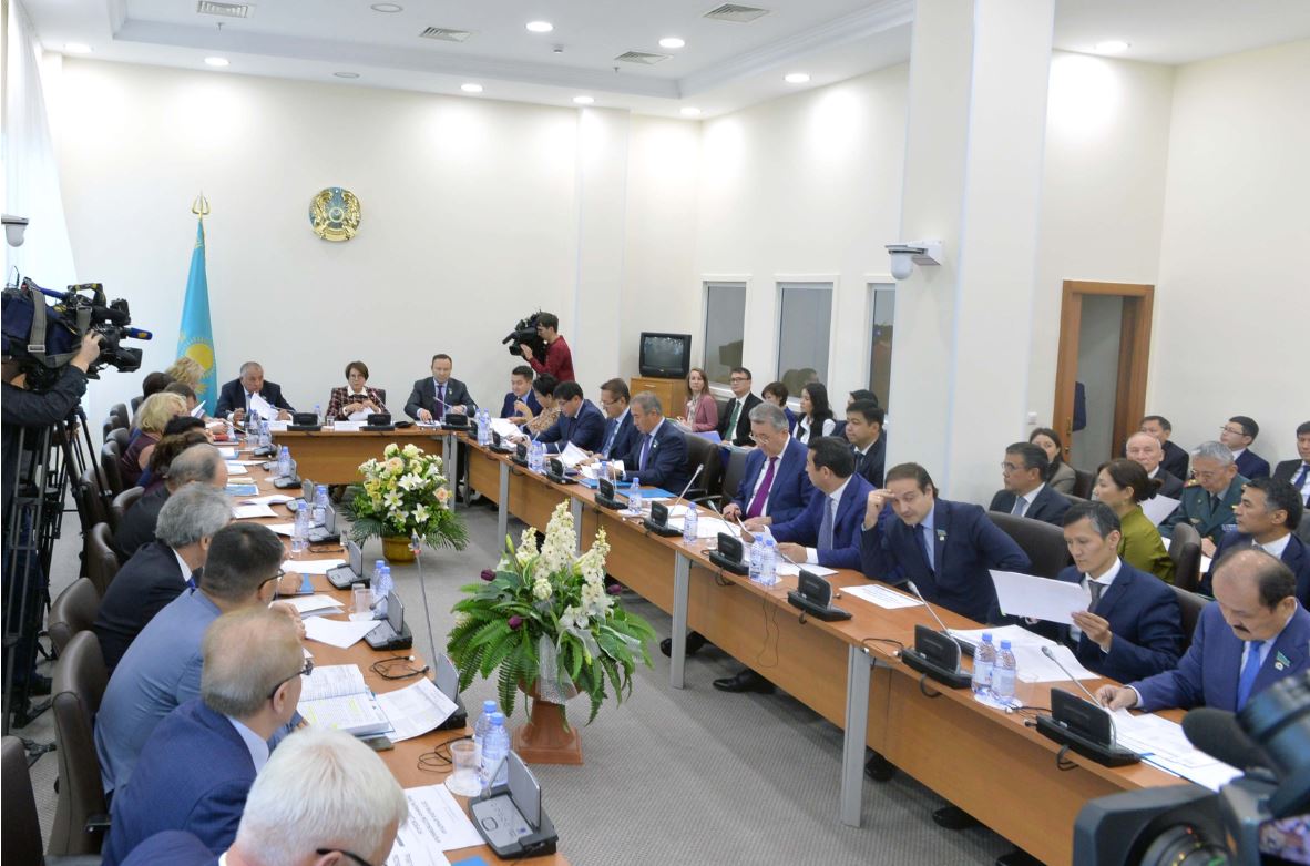 Májiliste elimizdiń bas qarjy qujatyna qatysty zań jobasynyń tanystyrylymy ótti