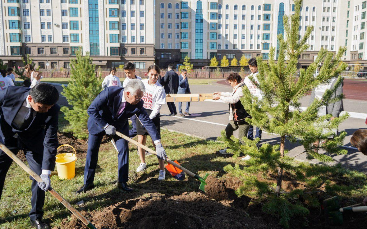 «Ekologııalyq saǵat» aksııasy aıasynda Beıbit Atamqulov aǵash otyrǵyzdy