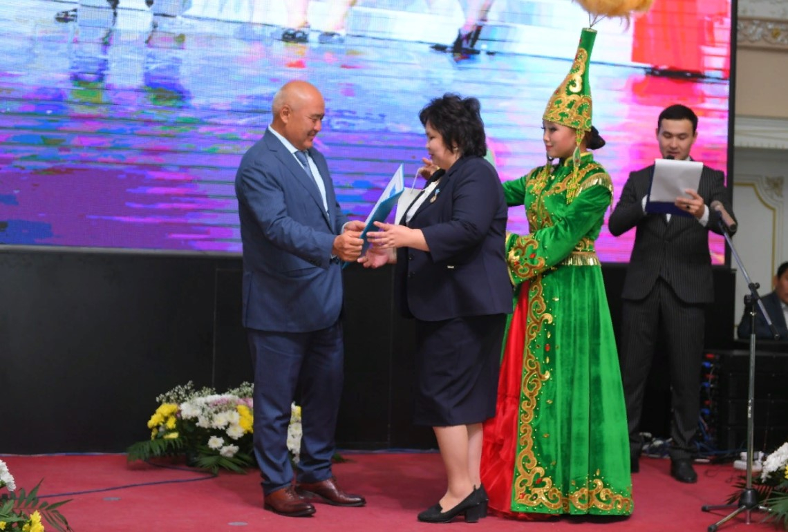 Túrkistan oblysynyń ákimi ustazdardy kásibı merekesimen quttyqtady