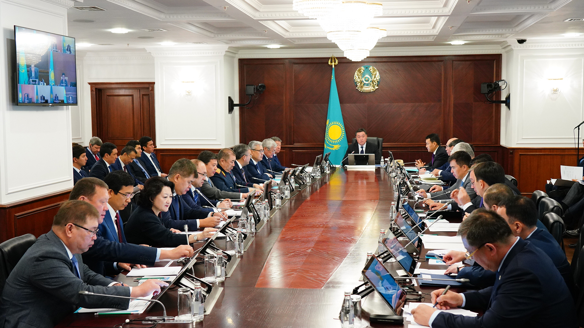 Úkimette azamattyq avıasııany damytý jáne áýe bıletteriniń baǵasyn tómendetý máseleleri qaraldy