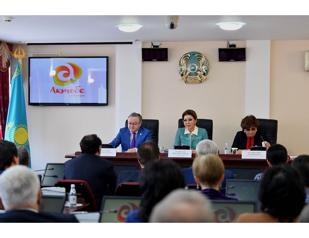 Darıǵa NAZARBAEVA:  Halyqpen jumysta atústilik pen salǵyrttyqtan arylý kerek