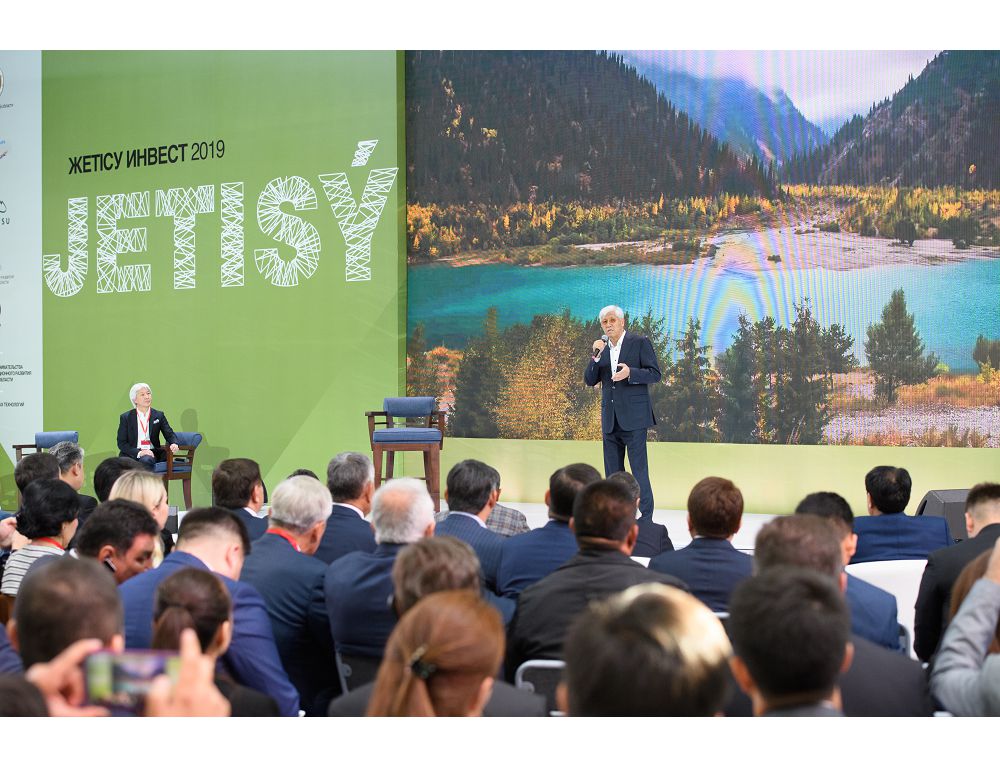 13 memorandýmǵa qol qoıyldy