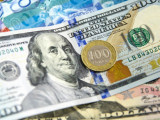 Aldaǵy jyly teńge men dollar dálizi 400-405 teńgeniń arasynda terbelip turady