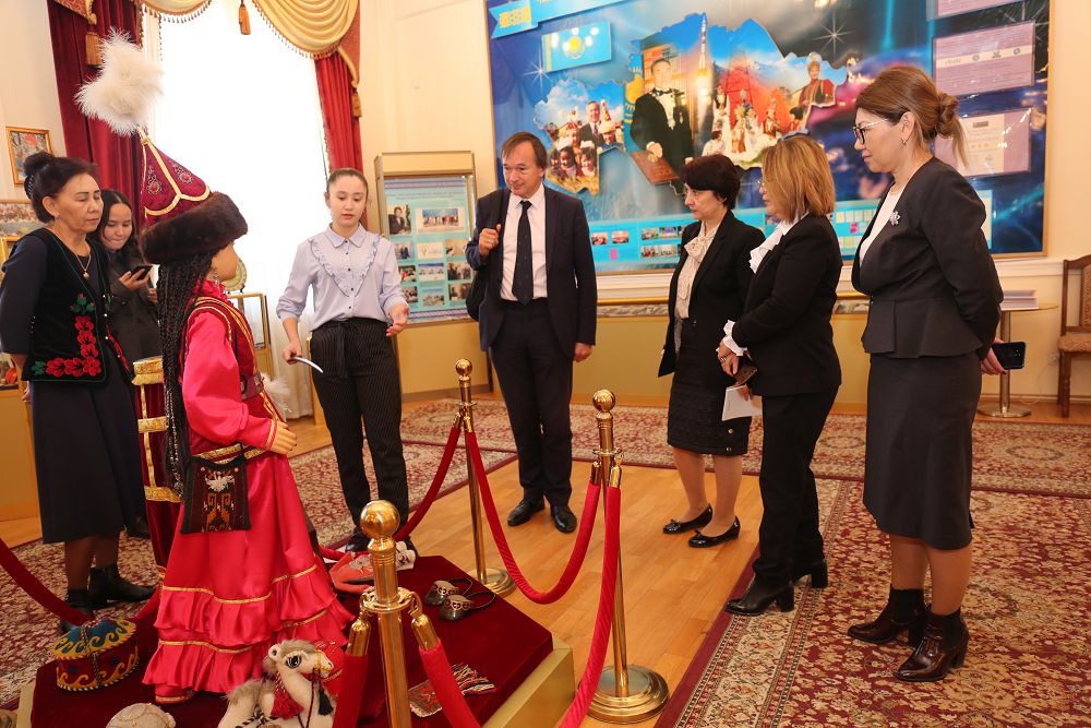 Qyzdar ýnıversıteti isker áıelder týraly onlaın-kitaphana jasaqtaıdy