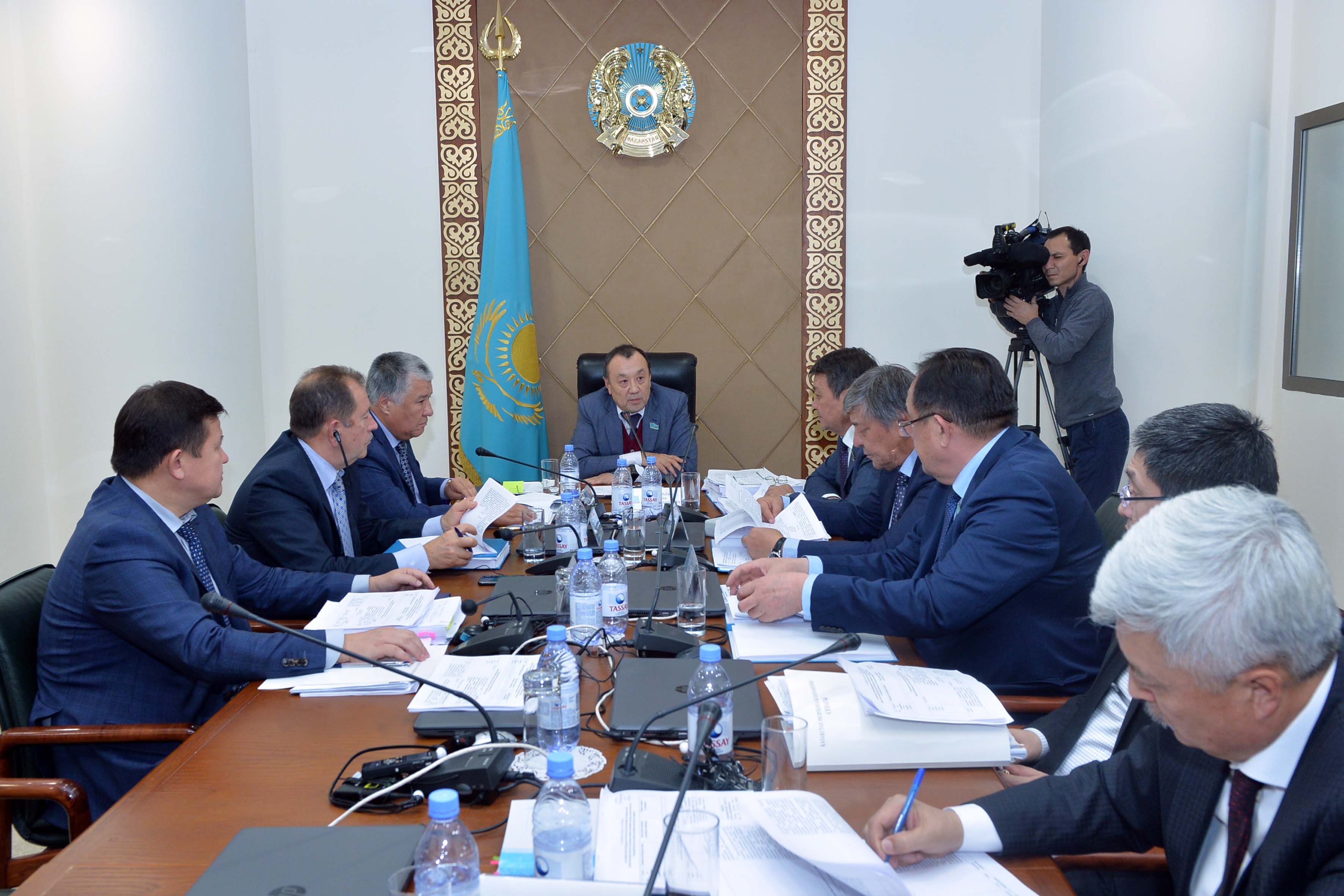 Senatta turǵyn úı-kommýnaldyq sharýashylyq máseleleri týraly zań jobasy qaraldy