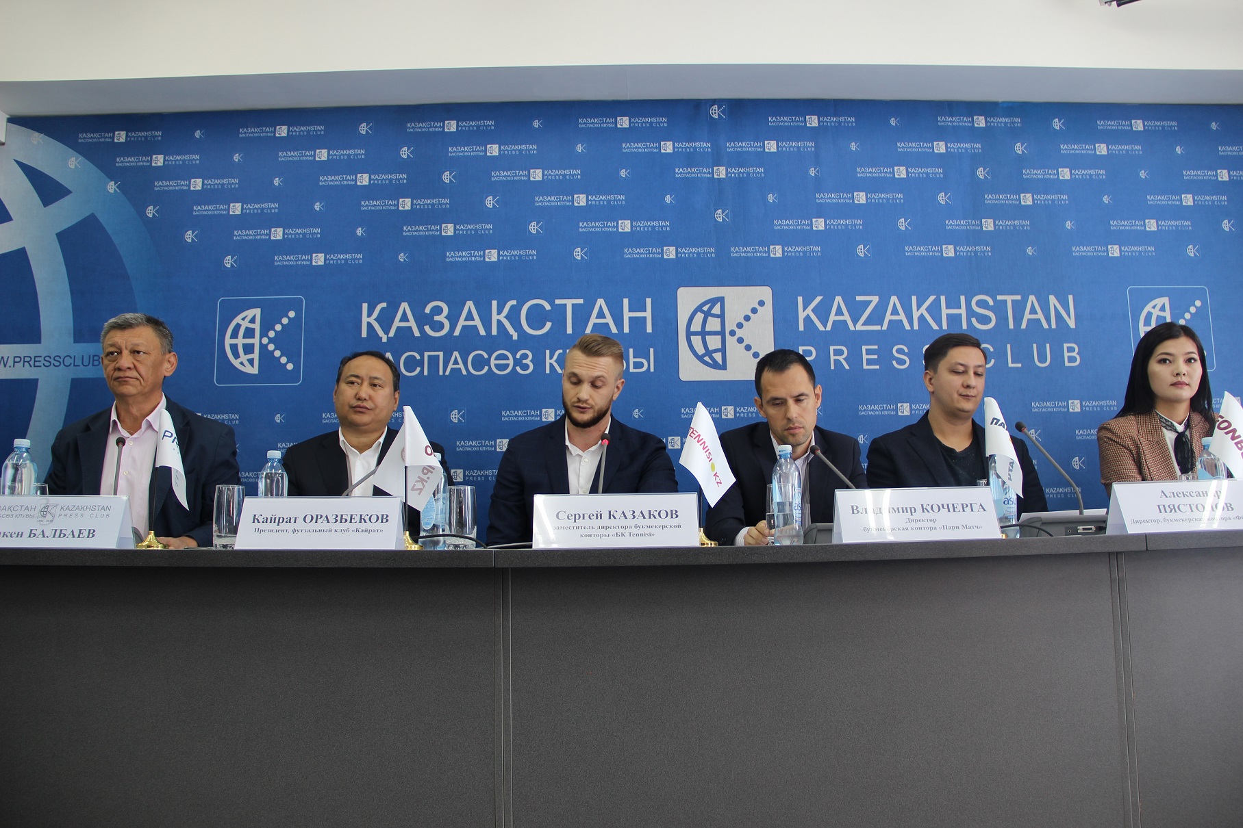 Býkmekerlik keńse basshylary jýrnalıstermen kezdesti