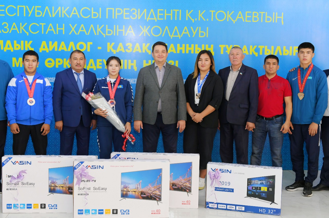 Túrkistan: Álem chempıonatynyń júldegerlerine qurmet kórsetildi