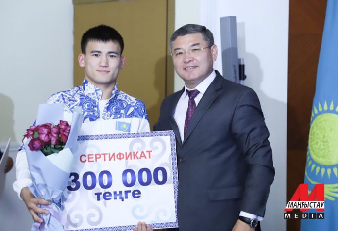 Mańǵystaýda júldeger sportshylarǵa syı-sııapat tabystaldy