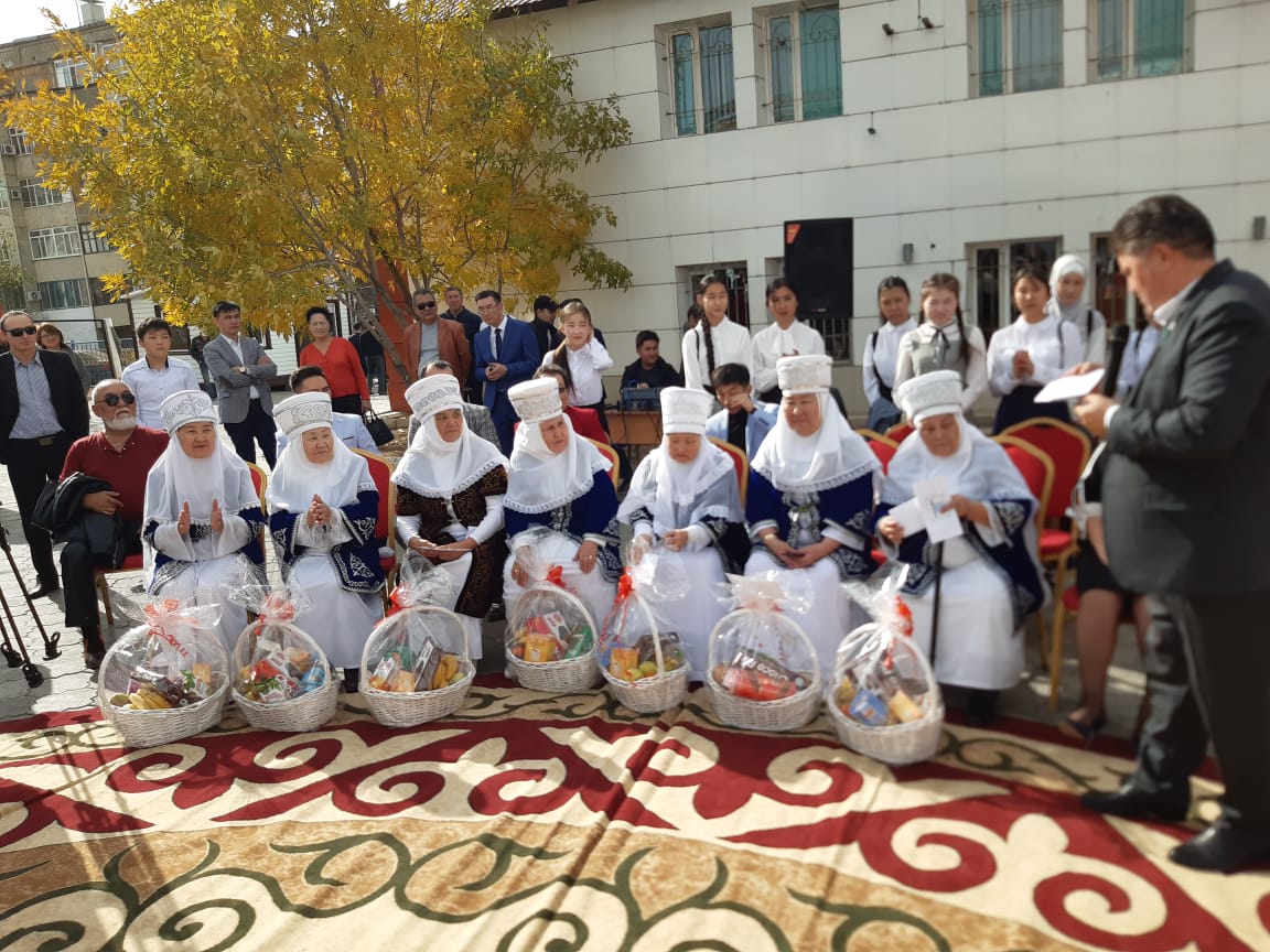 Mesenat Bekzat Altynbekov 10 anany «Egemenge» tegin jazdyrdy
