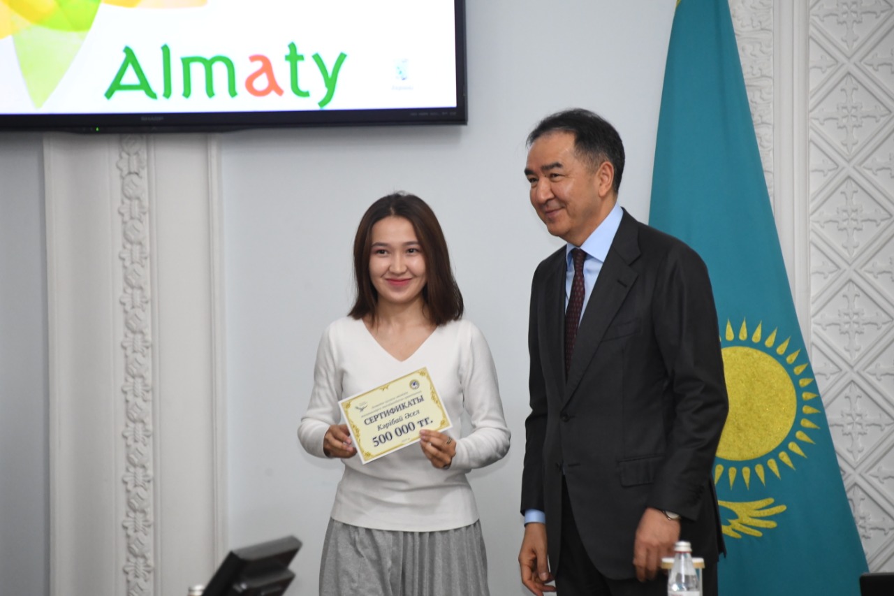 90 aqyn-jazýshy Almaty ákiminiń grantyn aldy