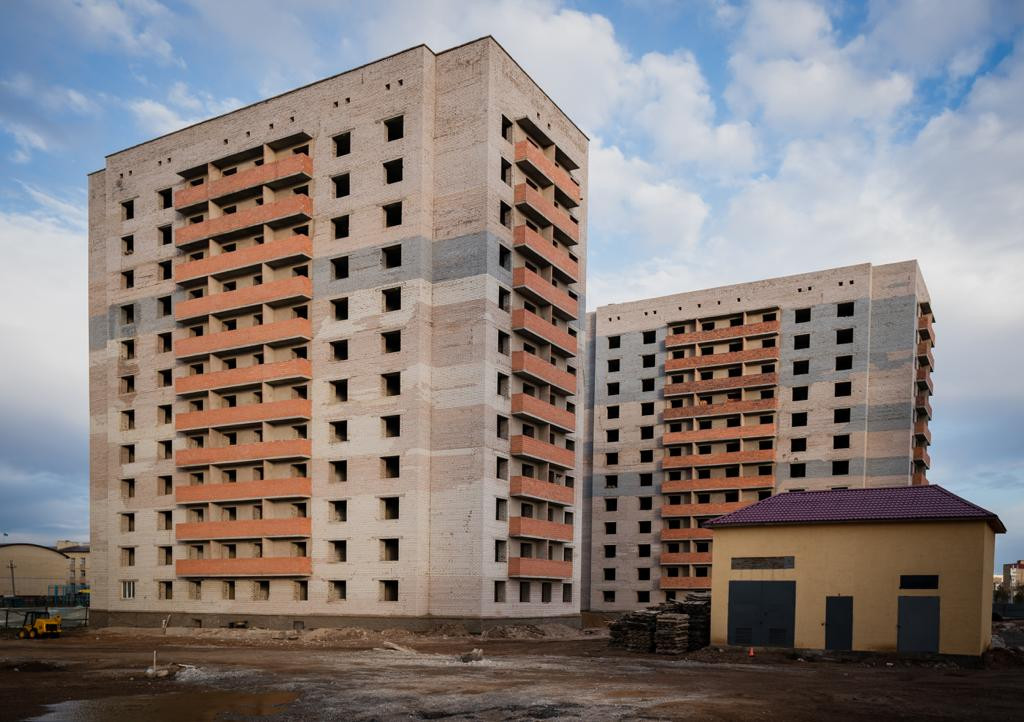 A.Kólginov turǵyn úı keshenderiniń qurylys barysymen tanysty