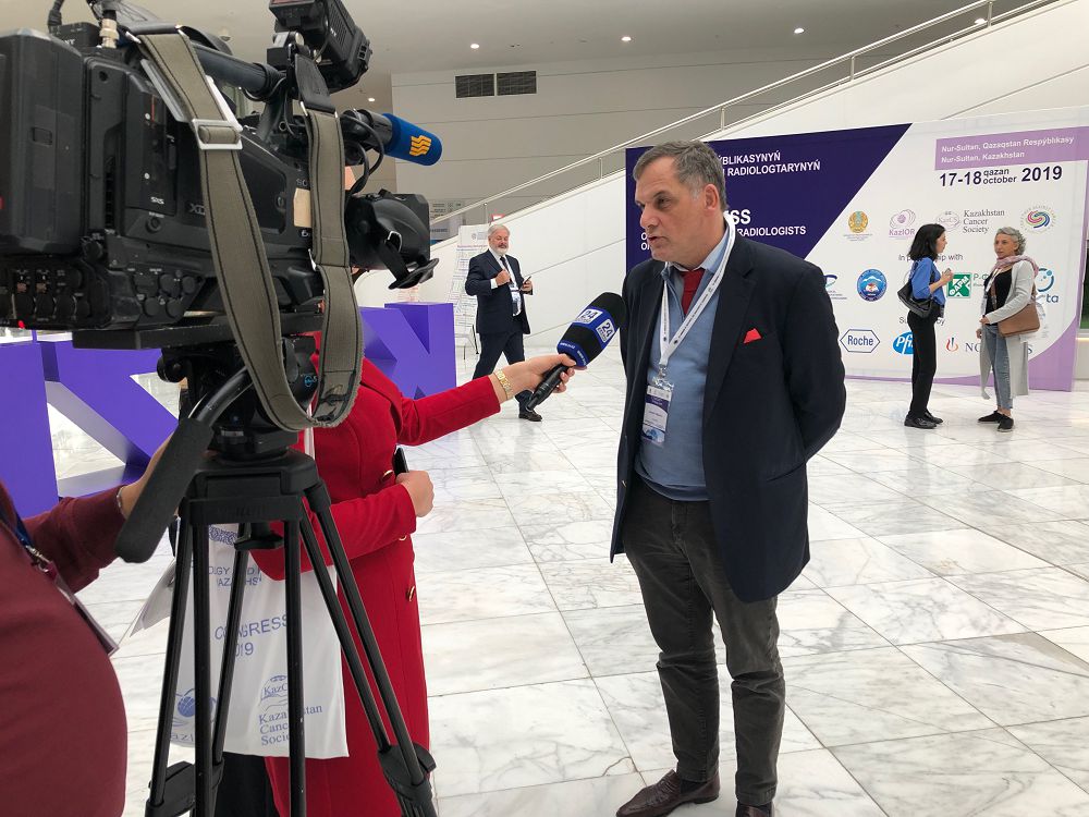 Onkologııa salasyndaǵy sarapshylar obyrdy emdeýdiń ozyq ınnovasııalyq tehnologııalaryn alǵa tartty