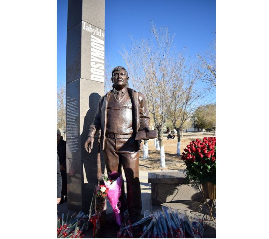 Murattan Tabyldyǵa deıin Atyraý oblysynda eki birdeı aqynǵa eskertkish ornatyldy