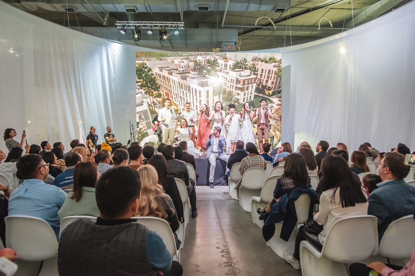 ARTıShOK teatry Almatyda «Gúldengen qaladaǵy ómir» spektaklin qoıdy