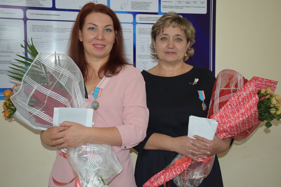 Tikushaqty qulatpaı aman alyp qalǵan qos áıel dáriger