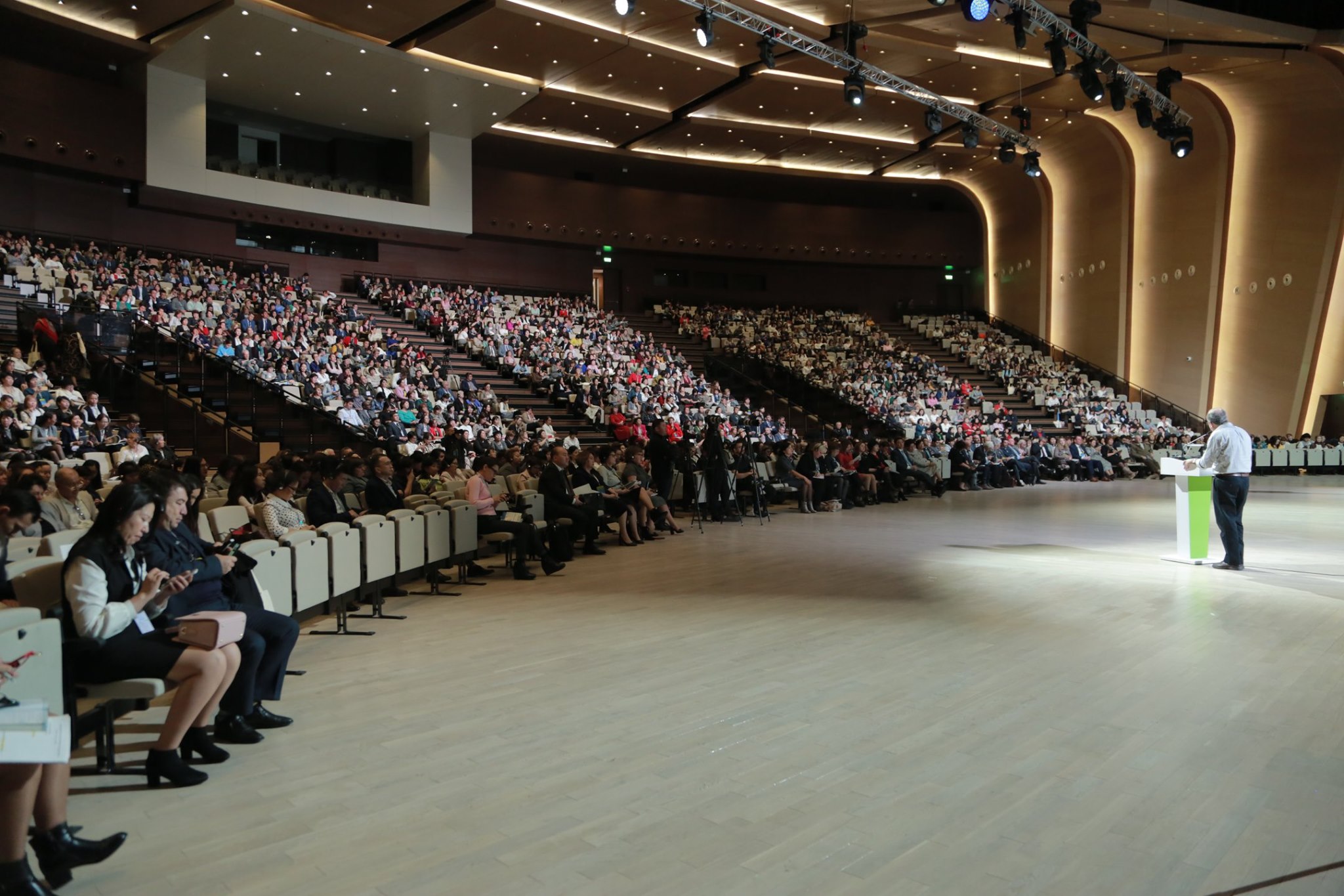 Elordada myńnan astam pedagog bas qosty