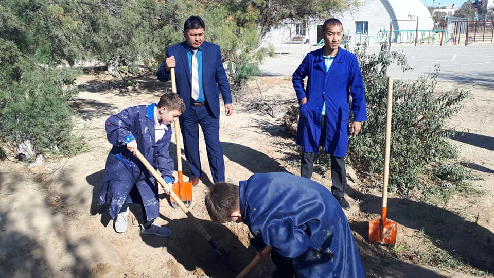 Aqtaýda mektep oqýshylary kóshetter otyrǵyzdy