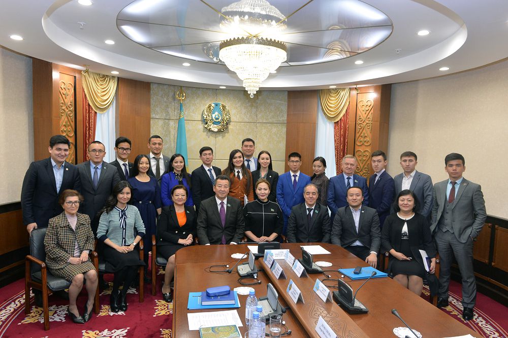 Senatorlar «Jastar kadrlyq rezervi» jobasynyń jeńimpazdarymen kezdesti