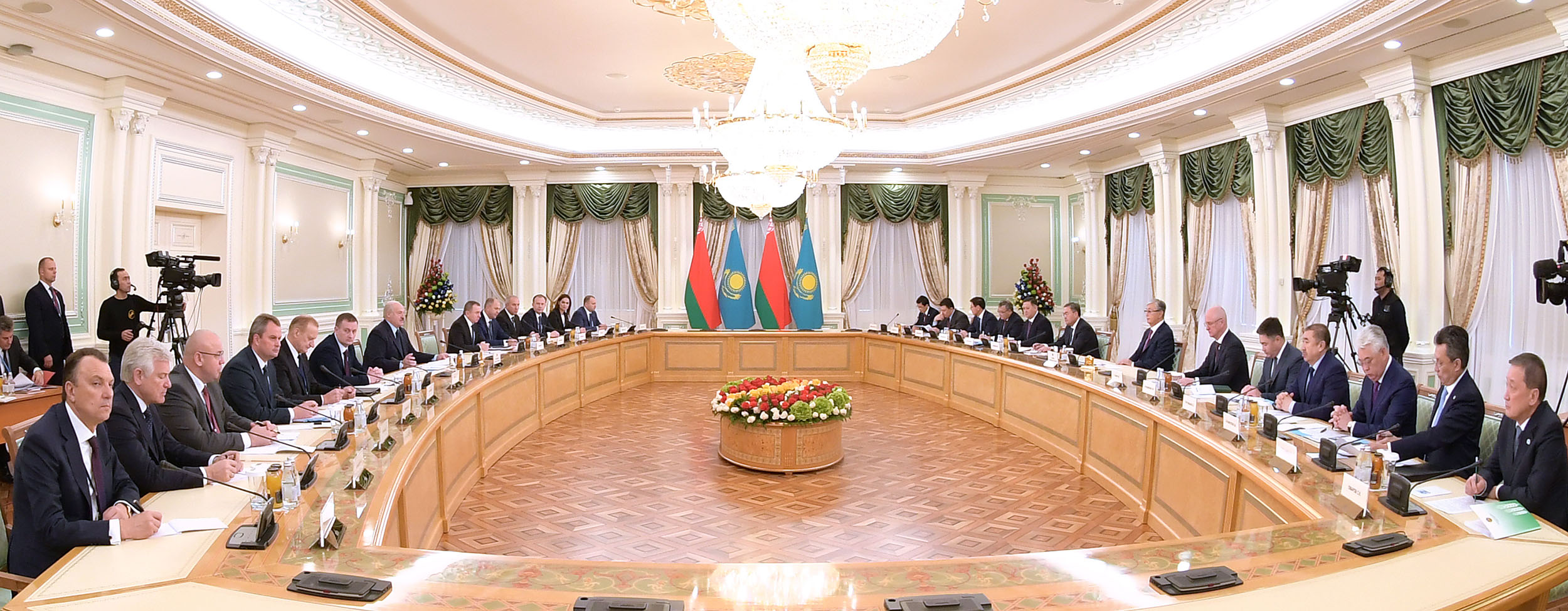 Qasym-Jomart Toqaev pen Aleksandr Lýkashenko keńeıtilgen quramda kelissózder júrgizdi