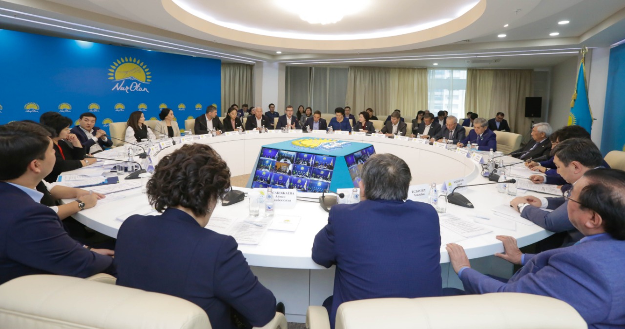 Nur Otan partııasynda memlekettik tildi damytý jaıy sóz boldy