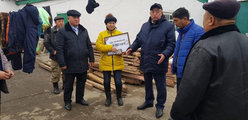 Úıi órtengen otbasyǵa kómek kórsetti