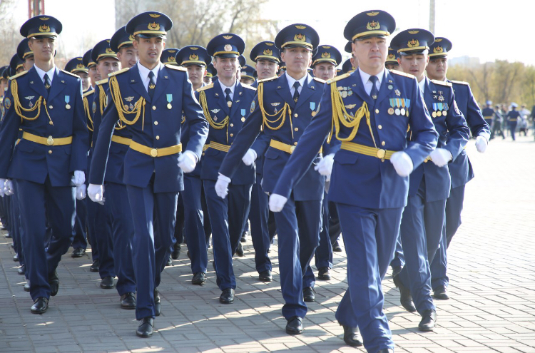 Áskerı ushý ınstıtýtynyń túlekteri alǵashqy áskerı ataqtaryn aldy