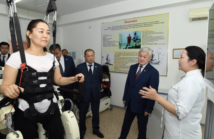 B.Saparbaev áleýmettik qyzmetkerlerdi kásibı merekesimen quttyqtady