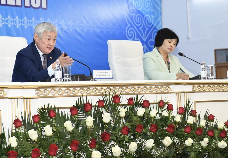 B.Saparbaev: Dárigerler men ustazdardyń jalaqysy ortasha deńgeıden joǵary bolýy tıis