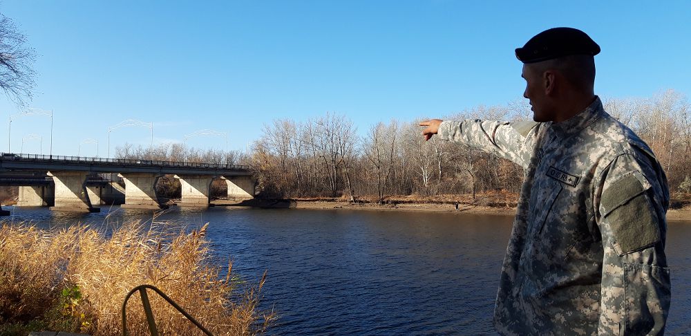 Oralda polısııa qyzmetkeri sýısıd jasamaq bolǵan qyzdy qutqardy