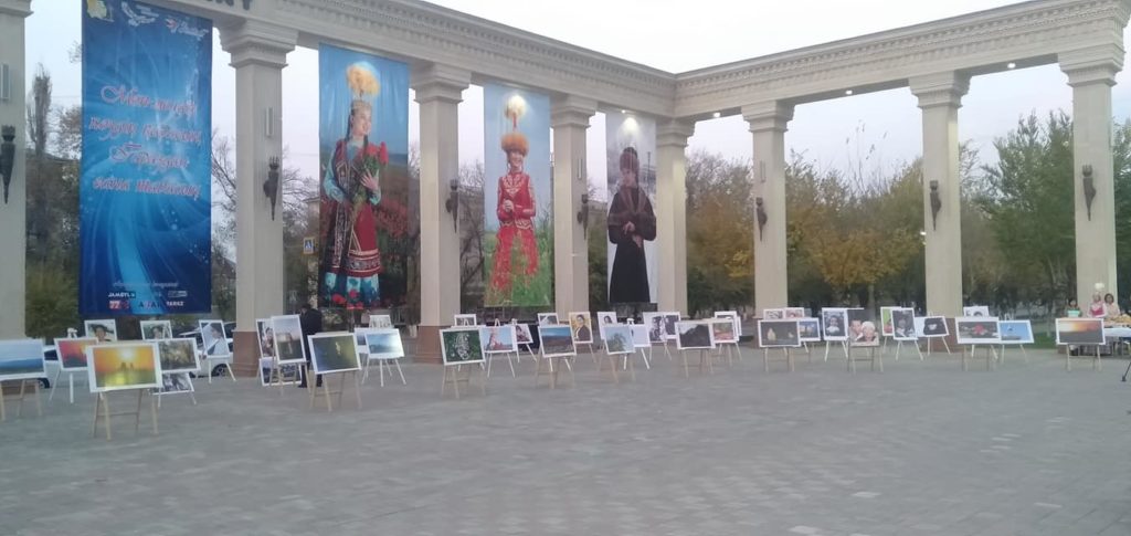 Qos ónerdi biriktirgen kórme