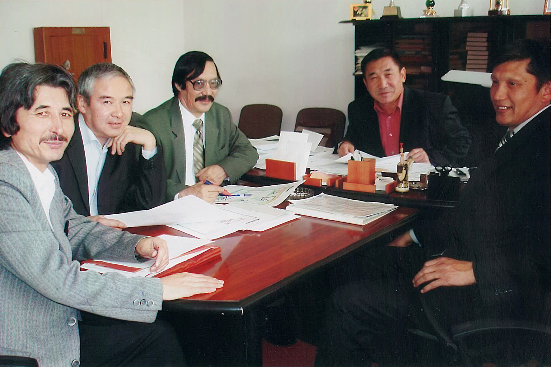 Qalam aq qaǵazdy ańsaıdy