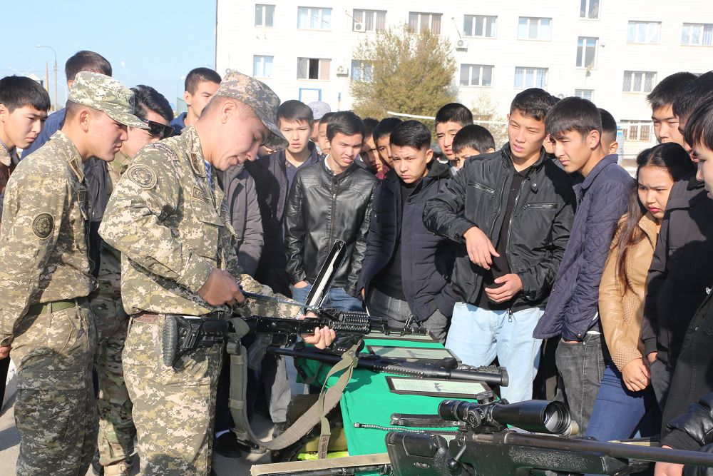 Oqýshylar úshin áskerı bólimde «Ashyq esik» kúni ótti