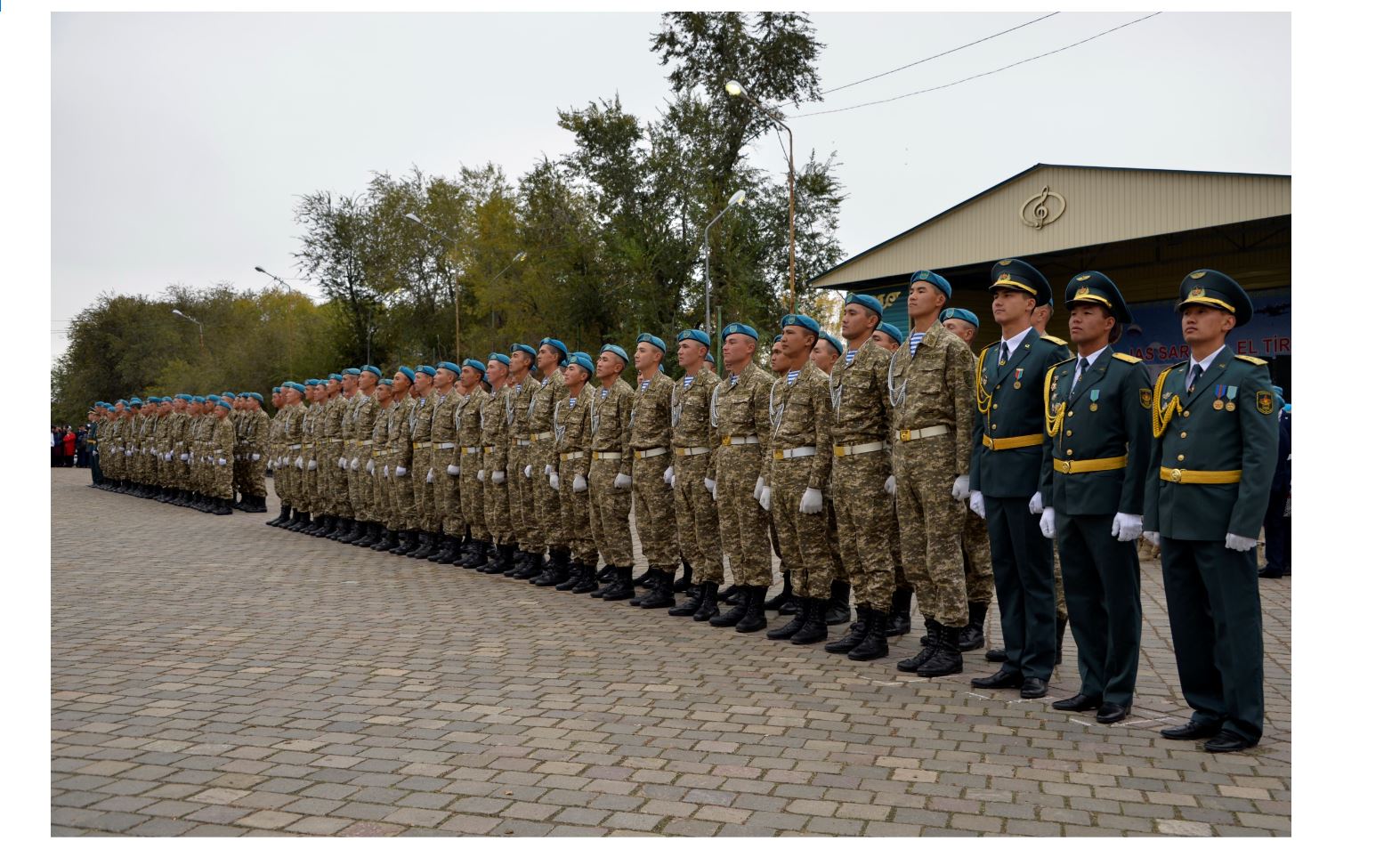 Áskerı qyzmetshilerdiń jaǵdaıymen tanysty