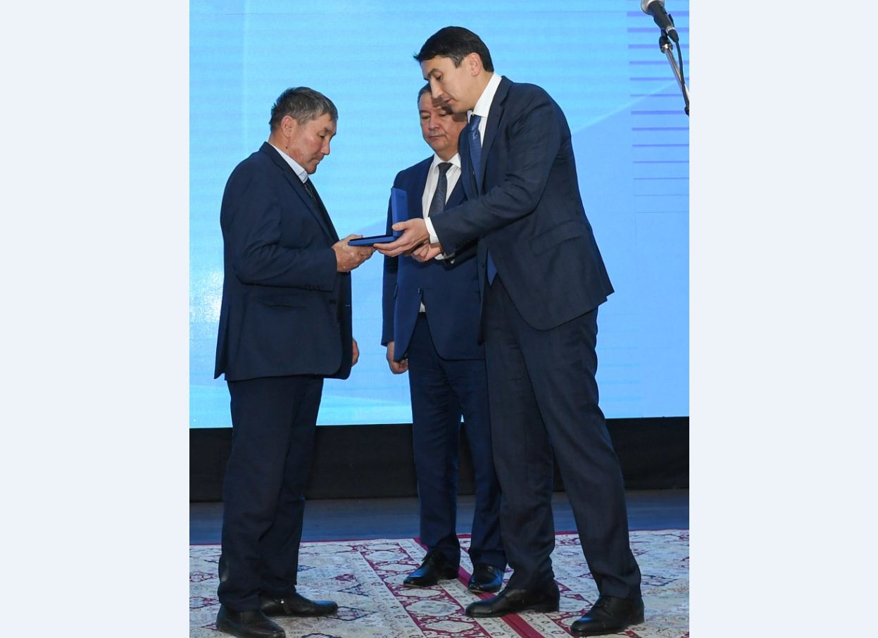 Qyzylordalyq ınspektordyń otbasyna III dárejeli «Aıbyn» ordeni tabystaldy