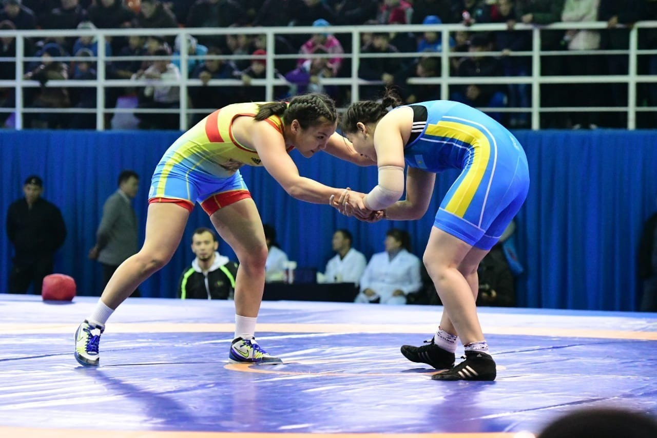 Kúres: Qos qazaq qyzy qola medal úshin talasady