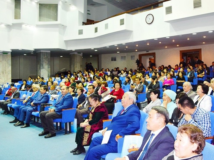 Til bilimi ınstıtýtyna ıakýtııalyq ǵalymdar keldi