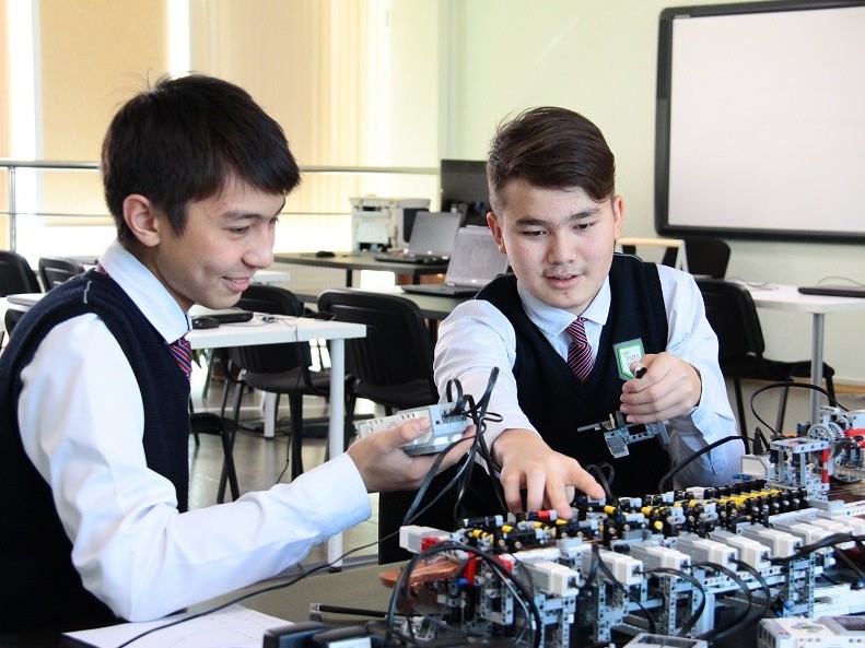 Semeılik zııatkerler dombyra tartatyn robot qurastyrdy