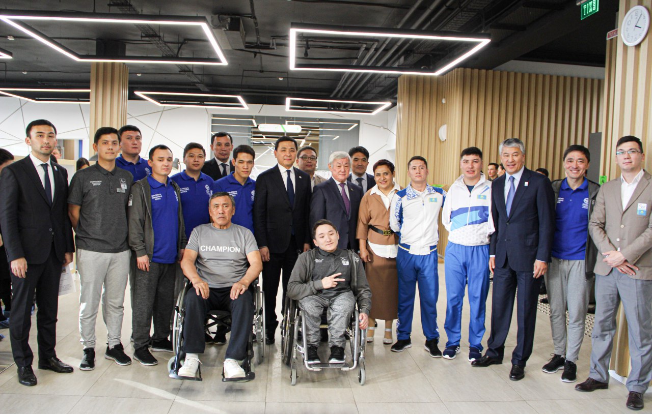 Berdibek Saparbaev Paralımpıada jattyǵý ortalyǵynyń jumysymen tanysty