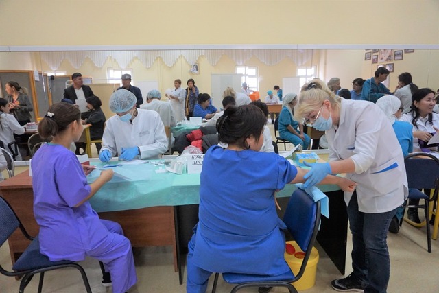 Almatylyqtar tegin medısınalyq tekserýden ótti