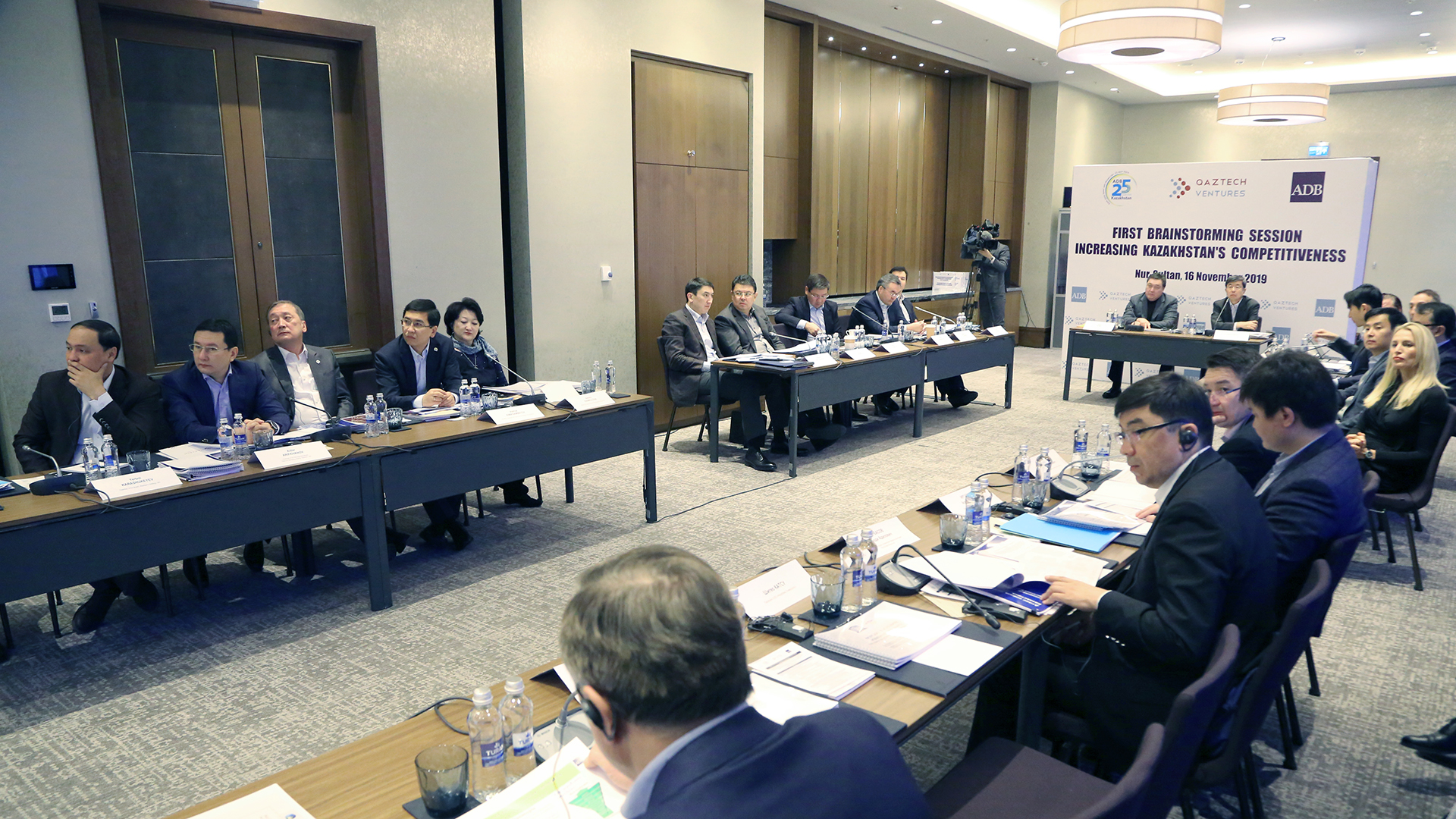 A. Mamın Qazaqstannyń básekege qabilettiligin arttyrý taqyryby boıynsha ADB jáne QR forsaıt sessııasyna qatysty