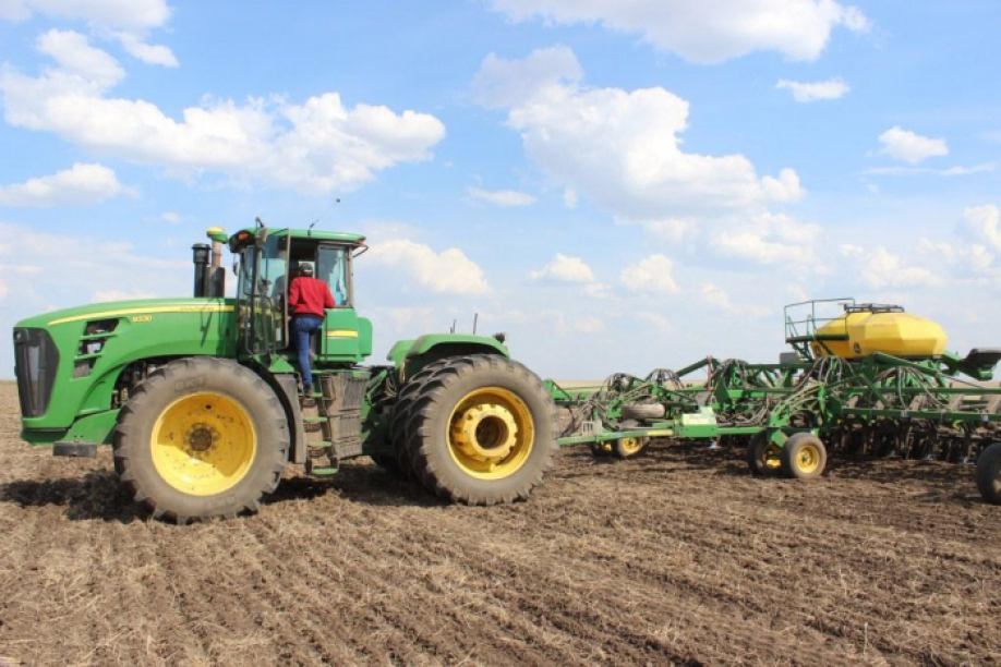 S.Omarov aýyl sharýashylyǵy tehnıkalaryn jańartý jumystaryn synǵa aldy