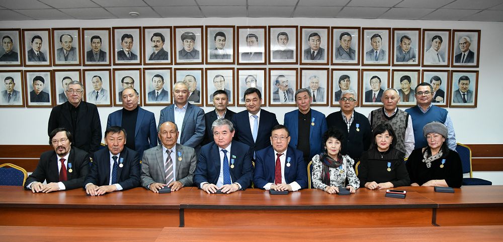 «Egemenniń» ardagerleri mereıtoılyq medalmen marapattaldy (fotoreportaj)