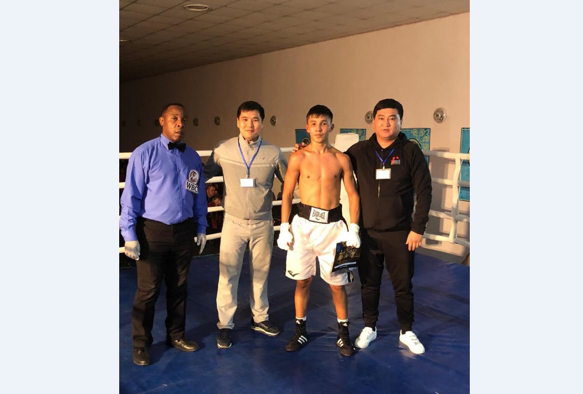 Qaraoıda kásipqoı bokstan jarys ótti