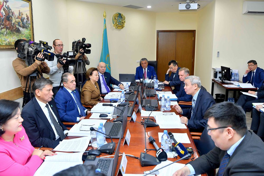 Senatta dene shynyqtyrý jáne sportty damytý máseleleri qaraldy