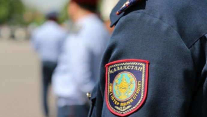 Oralda júrginshini kólikpen qaǵyp ketken polısııa qyzmetkeri jumystan qýyldy