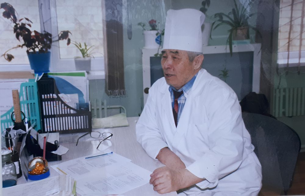 Mańǵystaý hırýrgııasynyń negizin qalaýshy dáriger 80-ge toldy