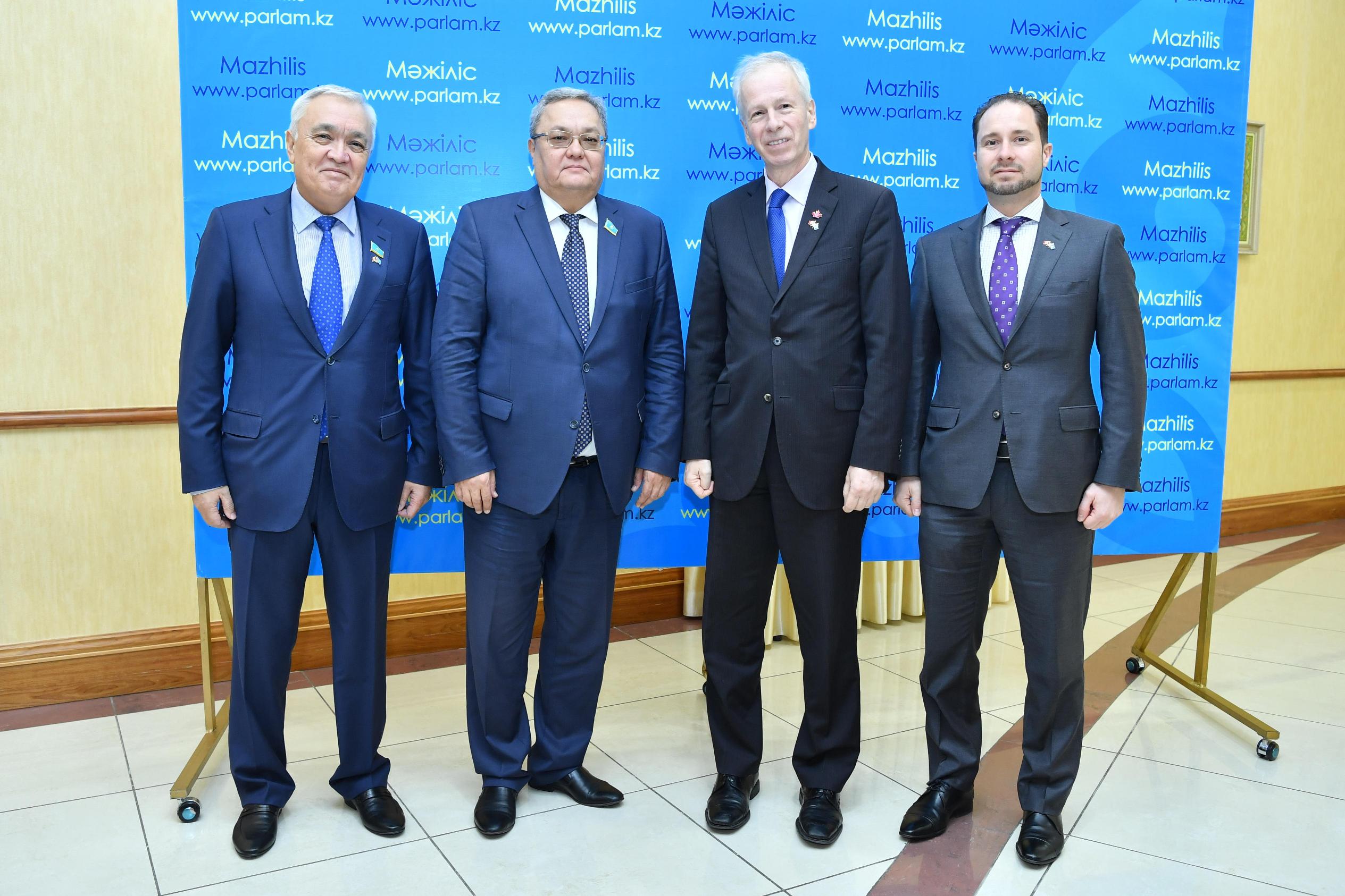 Májiliske Kanada Premer-mınıstriniń arnaıy ókili keldi