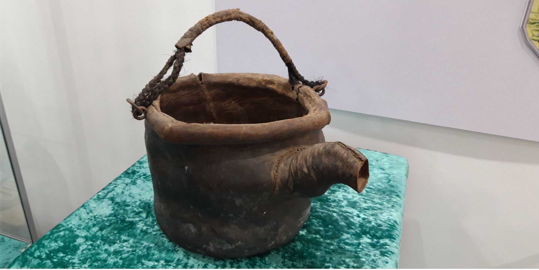 Kóneden kelgen kónek