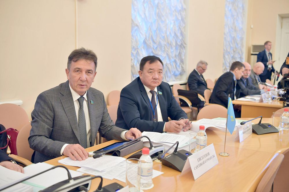 S. Eńsegenov is-saparmen Sankt-Peterbýrgke bardy