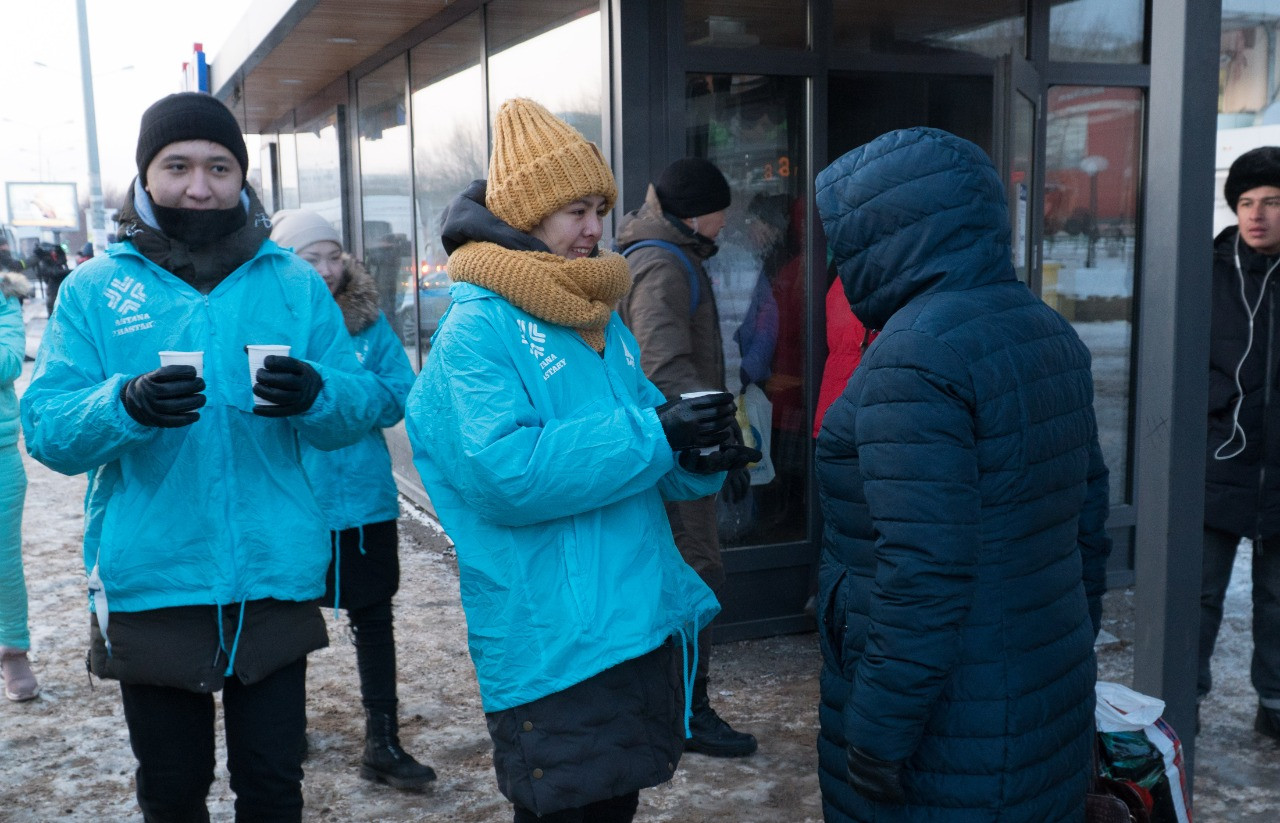 Elordalyq volonterlar turǵyndarǵa ystyq shaı usyndy